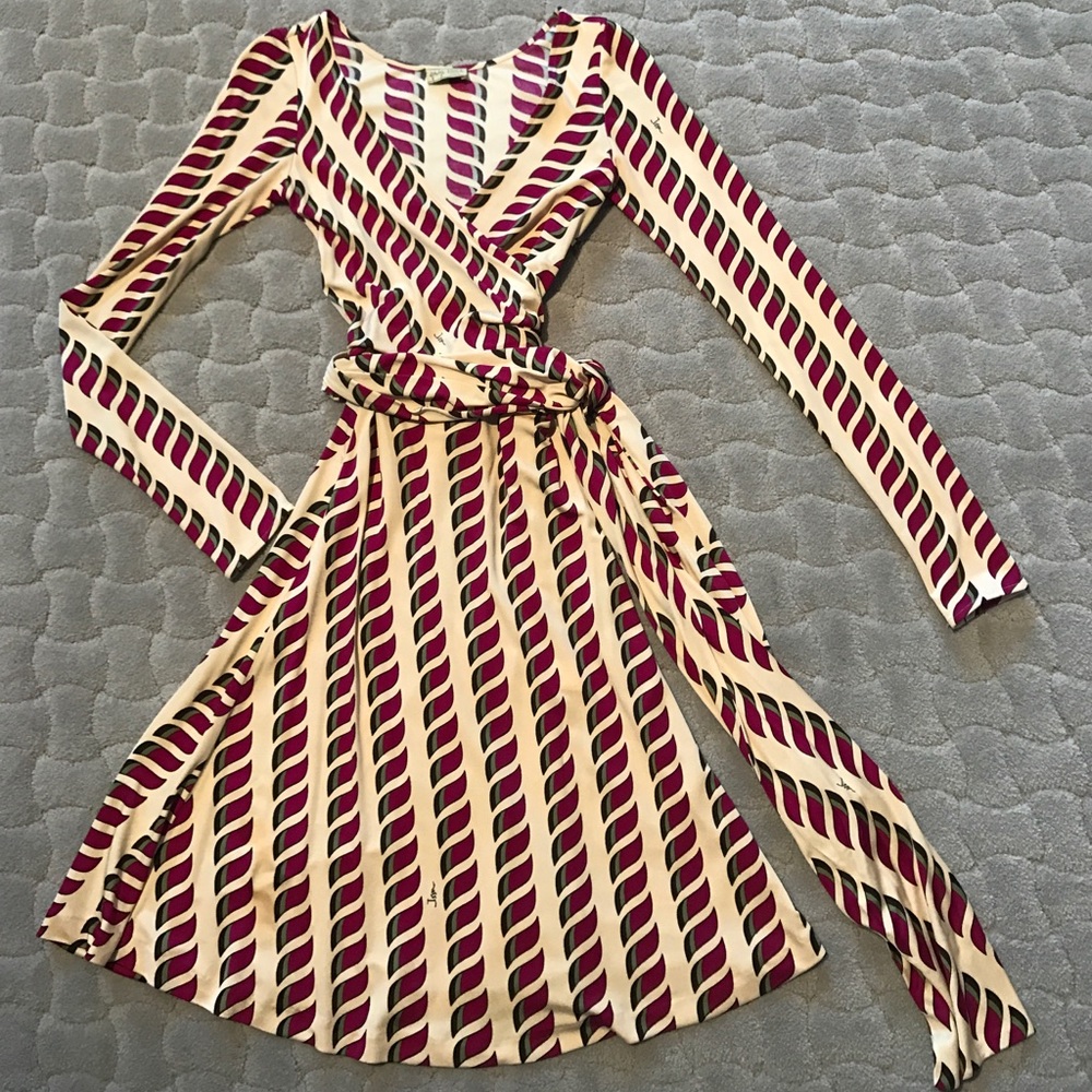 STUNNING VINTAGE ISSA Dress with Fun Pattern